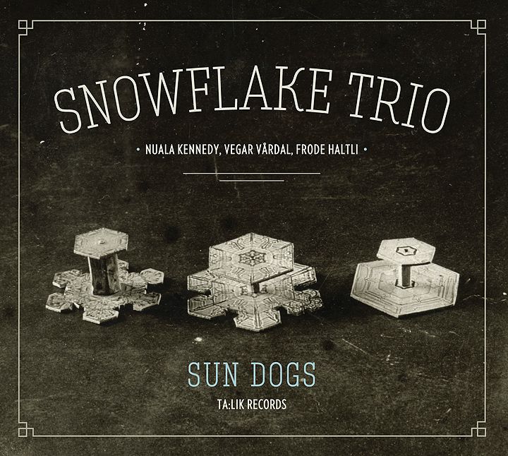 SnowflakeTrio_packshot_2_16K